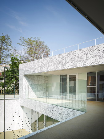 Avenier Cornejo, Paris, Frankreich, France, Kindergarten, creche, Kinder, children, 20 arrondissement, Frequel Fontarabie, Fassade, facade, Metall, Perforation, Licht, light, metal, perforated metal, Garten, garden, Terrasse