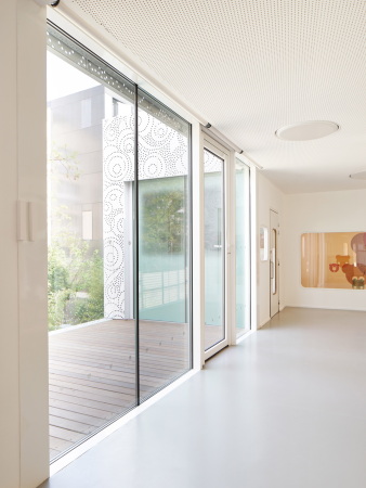 Avenier Cornejo, Paris, Frankreich, France, Kindergarten, creche, Kinder, children, 20 arrondissement, Frequel Fontarabie, Fassade, facade, Metall, Perforation, Licht, light, metal, perforated metal, Garten, garden, Terrasse