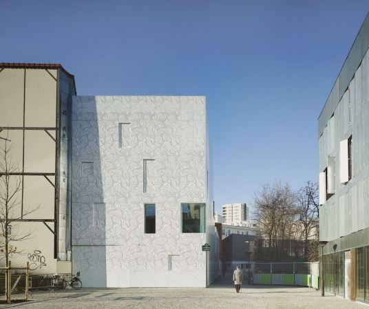 Avenier Cornejo, Paris, Frankreich, France, Kindergarten, creche, Kinder, children, 20 arrondissement, Frequel Fontarabie, Fassade, facade, Metall, Perforation, Licht, light, metal, perforated metal, Garten, garden, Terrasse