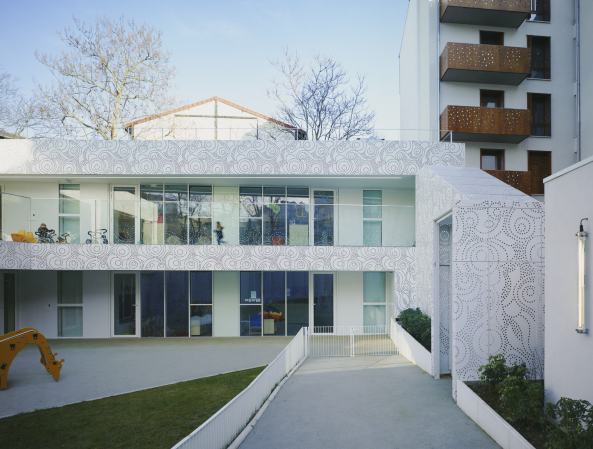 Avenier Cornejo, Paris, Frankreich, France, Kindergarten, creche, Kinder, children, 20 arrondissement, Frequel Fontarabie, Fassade, facade, Metall, Perforation, Licht, light, metal, perforated metal, Garten, garden, Terrasse