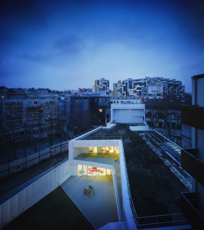 Avenier Cornejo, Paris, Frankreich, France, Kindergarten, creche, Kinder, children, 20 arrondissement, Frequel Fontarabie, Fassade, facade, Metall, Perforation, Licht, light, metal, perforated metal, Garten, garden, Terrasse