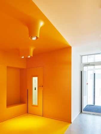 Avenier Cornejo, Paris, Frankreich, France, Kindergarten, creche, Kinder, children, 20 arrondissement, Frequel Fontarabie, Fassade, facade, Metall, Perforation, Licht, light, metal, perforated metal, Garten, garden, Terrasse