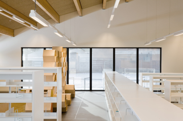 Bibliothek, Belgien, Zoersel, library, OMEGEVING Architecture, Pleintje, Neubau, 2014, ffentlliches Gebude, public place, terraced house, Reihenhaus, Dach, roof, Backstein, schwarz, black, brick, Fassade, facade, Antrathrazit, Wei, white, Holz, wood