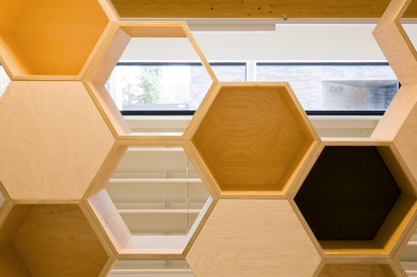 Bibliothek, Belgien, Zoersel, library, OMEGEVING Architecture, Pleintje, Neubau, 2014, ffentlliches Gebude, public place, terraced house, Reihenhaus, Dach, roof, Backstein, schwarz, black, brick, Fassade, facade, Antrathrazit, Wei, white, Holz, wood