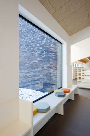 Bibliothek, Belgien, Zoersel, library, OMEGEVING Architecture, Pleintje, Neubau, 2014, ffentlliches Gebude, public place, terraced house, Reihenhaus, Dach, roof, Backstein, schwarz, black, brick, Fassade, facade, Antrathrazit, Wei, white, Holz, wood