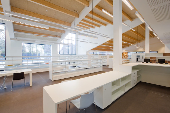 Bibliothek, Belgien, Zoersel, library, OMEGEVING Architecture, Pleintje, Neubau, 2014, ffentlliches Gebude, public place, terraced house, Reihenhaus, Dach, roof, Backstein, schwarz, black, brick, Fassade, facade, Antrathrazit, Wei, white, Holz, wood