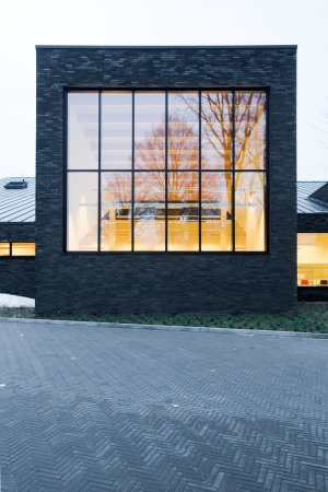 Bibliothek, Belgien, Zoersel, library, OMEGEVING Architecture, Pleintje, Neubau, 2014, ffentlliches Gebude, public place, terraced house, Reihenhaus, Dach, roof, Backstein, schwarz, black, brick, Fassade, facade, Antrathrazit, Wei, white, Holz, wood