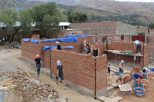 Landwirtsschaftsschule, Bolivien, Bella Vista, TU Berlin, Studenten TU Berlin, Architekturstudenten, students, school of agriculture, Urbanisierung, Landflucht, Fachgebiet Entwerfen und Baukonstruktion, Ralf Pasel, Schule, school, Fundacion Cristo Vive Bolivia, Lateinamerika, Sheddach, Dach, shed roof, Backstein, brick, Beton, concrete, Belichtung, illumination