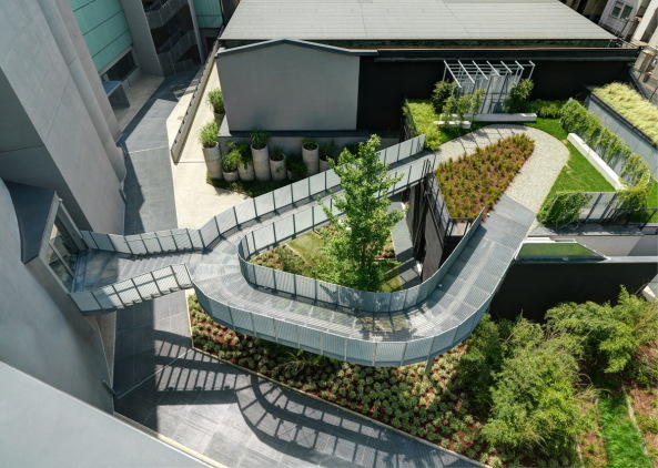 giussaniarch, Roberto Giussani, Andrea Balestrero, Andrea Martiradonna, Mailand, Milan, Neubau, Data centre, centre, office, B�ro, Verwaltung, Muster, Farbe, Kacheln, Platten, Einschnitt, cut, facade, void, silence, Stille, Ruhe, Foyer, Atrium, Gewegung, Flow, movement, 2015, �bergang, transition, innen au�en, glas, flass, Milchglas, Milano, 20132, Via Siusi 7, Italy, Italien, S�deuropa