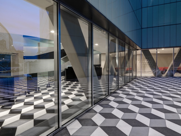 giussaniarch, Roberto Giussani, Andrea Balestrero, Andrea Martiradonna, Mailand, Milan, Neubau, Data centre, centre, office, B�ro, Verwaltung, Muster, Farbe, Kacheln, Platten, Einschnitt, cut, facade, void, silence, Stille, Ruhe, Foyer, Atrium, Gewegung, Flow, movement, 2015, �bergang, transition, innen au�en, glas, flass, Milchglas, Milano, 20132, Via Siusi 7, Italy, Italien, S�deuropa