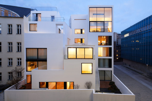 Auszeichnung: Wohnhaus an der alten Stadtmauer von Atelier Zafari