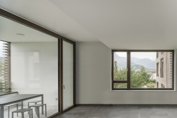 6600, Locarno, 2015, Via Bartolomeo Varenna 71, Schweiz, Switzerland, Wohnungsbau, Hochhaus, Bricks, Backstein, Fassade, Ziegel, Volumen Apartments, Wohungen, Zimmer, Balkone, Balkons, Maggia Tal, Geschosshhen, Gebudehhe, Zimmerhhe, Deckenhhe, Aussicht, Ausblick, river delta, italy, Pixel, Nicola Roman Walbeck, Chiara Tiraboschi, Marcelo Villada, buzzi architetti, Francesco Buzzi, Giulia Maria Beretta, EtH, ROB AG, Keller AG, Pfungen