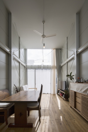 Minih�user, Architektur, Stadt, Tokio, Japan, 2014, 2015, Kleinod, small houses, japanese, architecture, smart, Einfamilienhaus, Kakko House, Neubau, Osaka city, Yoshihiro Yamamoto, Residence, Yoshihide Isomoto, Galvanized Steel Sheet, verzinkter Stahl, Stahlkonstruktion, Osaka Prefecture University, Kyoto Institute of Technology, narrow house, schmales Haus, durchl�ssig, luftig, leichte Konstruktion, Asahi-ku, Stadtteil, Hafenstadt, Metall, Glas, glass, Keishiro Yamada