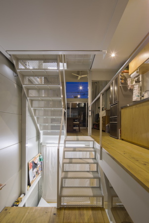 Minih�user, Architektur, Stadt, Tokio, Japan, 2014, 2015, Kleinod, small houses, japanese, architecture, smart, Einfamilienhaus, Kakko House, Neubau, Osaka city, Yoshihiro Yamamoto, Residence, Yoshihide Isomoto, Galvanized Steel Sheet, verzinkter Stahl, Stahlkonstruktion, Osaka Prefecture University, Kyoto Institute of Technology, narrow house, schmales Haus, durchl�ssig, luftig, leichte Konstruktion, Asahi-ku, Stadtteil, Hafenstadt, Metall, Glas, glass, Keishiro Yamada