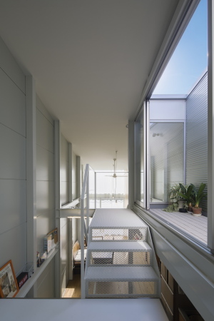 Minih�user, Architektur, Stadt, Tokio, Japan, 2014, 2015, Kleinod, small houses, japanese, architecture, smart, Einfamilienhaus, Kakko House, Neubau, Osaka city, Yoshihiro Yamamoto, Residence, Yoshihide Isomoto, Galvanized Steel Sheet, verzinkter Stahl, Stahlkonstruktion, Osaka Prefecture University, Kyoto Institute of Technology, narrow house, schmales Haus, durchl�ssig, luftig, leichte Konstruktion, Asahi-ku, Stadtteil, Hafenstadt, Metall, Glas, glass, Keishiro Yamada