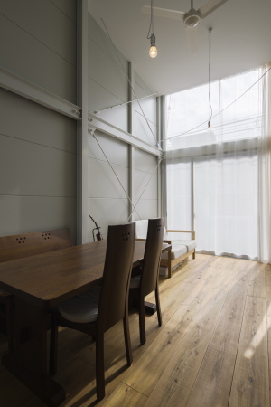 Minih�user, Architektur, Stadt, Tokio, Japan, 2014, 2015, Kleinod, small houses, japanese, architecture, smart, Einfamilienhaus, Kakko House, Neubau, Osaka city, Yoshihiro Yamamoto, Residence, Yoshihide Isomoto, Galvanized Steel Sheet, verzinkter Stahl, Stahlkonstruktion, Osaka Prefecture University, Kyoto Institute of Technology, narrow house, schmales Haus, durchl�ssig, luftig, leichte Konstruktion, Asahi-ku, Stadtteil, Hafenstadt, Metall, Glas, glass, Keishiro Yamada