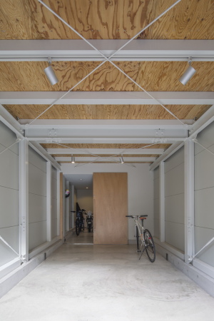 Minih�user, Architektur, Stadt, Tokio, Japan, 2014, 2015, Kleinod, small houses, japanese, architecture, smart, Einfamilienhaus, Kakko House, Neubau, Osaka city, Yoshihiro Yamamoto, Residence, Yoshihide Isomoto, Galvanized Steel Sheet, verzinkter Stahl, Stahlkonstruktion, Osaka Prefecture University, Kyoto Institute of Technology, narrow house, schmales Haus, durchl�ssig, luftig, leichte Konstruktion, Asahi-ku, Stadtteil, Hafenstadt, Metall, Glas, glass, Keishiro Yamada