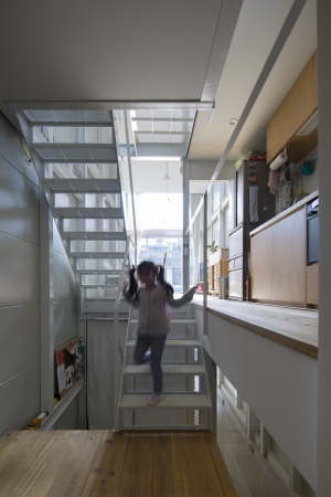 Minih�user, Architektur, Stadt, Tokio, Japan, 2014, 2015, Kleinod, small houses, japanese, architecture, smart, Einfamilienhaus, Kakko House, Neubau, Osaka city, Yoshihiro Yamamoto, Residence, Yoshihide Isomoto, Galvanized Steel Sheet, verzinkter Stahl, Stahlkonstruktion, Osaka Prefecture University, Kyoto Institute of Technology, narrow house, schmales Haus, durchl�ssig, luftig, leichte Konstruktion, Asahi-ku, Stadtteil, Hafenstadt, Metall, Glas, glass, Keishiro Yamada