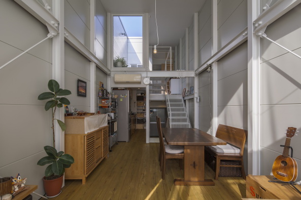 Minih�user, Architektur, Stadt, Tokio, Japan, 2014, 2015, Kleinod, small houses, japanese, architecture, smart, Einfamilienhaus, Kakko House, Neubau, Osaka city, Yoshihiro Yamamoto, Residence, Yoshihide Isomoto, Galvanized Steel Sheet, verzinkter Stahl, Stahlkonstruktion, Osaka Prefecture University, Kyoto Institute of Technology, narrow house, schmales Haus, durchl�ssig, luftig, leichte Konstruktion, Asahi-ku, Stadtteil, Hafenstadt, Metall, Glas, glass, Keishiro Yamada