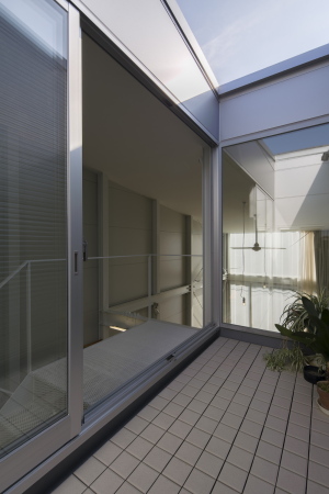 Minih�user, Architektur, Stadt, Tokio, Japan, 2014, 2015, Kleinod, small houses, japanese, architecture, smart, Einfamilienhaus, Kakko House, Neubau, Osaka city, Yoshihiro Yamamoto, Residence, Yoshihide Isomoto, Galvanized Steel Sheet, verzinkter Stahl, Stahlkonstruktion, Osaka Prefecture University, Kyoto Institute of Technology, narrow house, schmales Haus, durchl�ssig, luftig, leichte Konstruktion, Asahi-ku, Stadtteil, Hafenstadt, Metall, Glas, glass, Keishiro Yamada