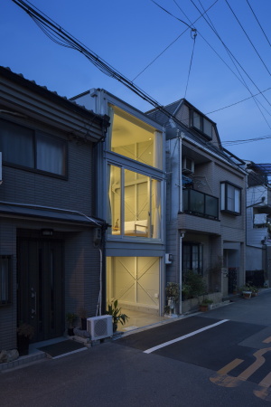 Minih�user, Architektur, Stadt, Tokio, Japan, 2014, 2015, Kleinod, small houses, japanese, architecture, smart, Einfamilienhaus, Kakko House, Neubau, Osaka city, Yoshihiro Yamamoto, Residence, Yoshihide Isomoto, Galvanized Steel Sheet, verzinkter Stahl, Stahlkonstruktion, Osaka Prefecture University, Kyoto Institute of Technology, narrow house, schmales Haus, durchl�ssig, luftig, leichte Konstruktion, Asahi-ku, Stadtteil, Hafenstadt, Metall, Glas, glass, Keishiro Yamada