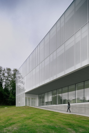 Spanien, Nordspanien, northern Spain, Schule fr Erwachsene, for adults, Torrelavega, school, japanisch, japanese, Neubau, 2015, Caligrama, 1004arquitectos, Spielplatz, A6ingeniera, Miguel de Guzmn y Roco Romero, Coral lvarez de Miguel, Jaime Lama Chueca, Pedro Lpez Quintas y Sergio Soria Soria, weiss, Metall, Glas, Grundriss, Glaskasten, Glas, glass, white, weiss, Fassade, Kiste, Glaskiste, concrete, Farbe, bunt, Kantabrien, 39300