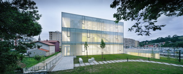 Spanien, Nordspanien, northern Spain, Schule fr Erwachsene, for adults, Torrelavega, school, japanisch, japanese, Neubau, 2015, Caligrama, 1004arquitectos, Spielplatz, A6ingeniera, Miguel de Guzmn y Roco Romero, Coral lvarez de Miguel, Jaime Lama Chueca, Pedro Lpez Quintas y Sergio Soria Soria, weiss, Metall, Glas, Grundriss, Glaskasten, Glas, glass, white, weiss, Fassade, Kiste, Glaskiste, concrete, Farbe, bunt, Kantabrien, 39300