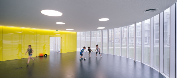 Spanien, Nordspanien, northern Spain, Schule fr Erwachsene, for adults, Torrelavega, school, japanisch, japanese, Neubau, 2015, Caligrama, 1004arquitectos, Spielplatz, A6ingeniera, Miguel de Guzmn y Roco Romero, Coral lvarez de Miguel, Jaime Lama Chueca, Pedro Lpez Quintas y Sergio Soria Soria, weiss, Metall, Glas, Grundriss, Glaskasten, Glas, glass, white, weiss, Fassade, Kiste, Glaskiste, concrete, Farbe, bunt, Kantabrien, 39300