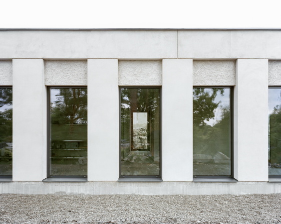 Nacka, Sweden, Schweden, Wohnungsbau, Haus, Villa,  Skuru, Hermansson, Hiller, Lundberg, Stockholm, wei, hell, klassizistisch, classic, classicism, new building, 2015, Sulen, Columns, shadows, plateau, Meer, Ferienhaus, seaside, pavillion, Monolith, monolithisch, tectonics, tektonisch, Mikael Olsson