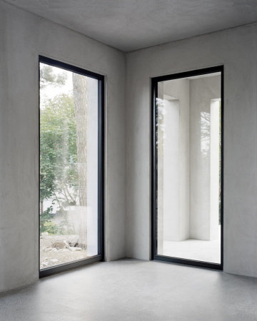 Nacka, Sweden, Schweden, Wohnungsbau, Haus, Villa,  Skuru, Hermansson, Hiller, Lundberg, Stockholm, wei, hell, klassizistisch, classic, classicism, new building, 2015, Sulen, Columns, shadows, plateau, Meer, Ferienhaus, seaside, pavillion, Monolith, monolithisch, tectonics, tektonisch, Mikael Olsson