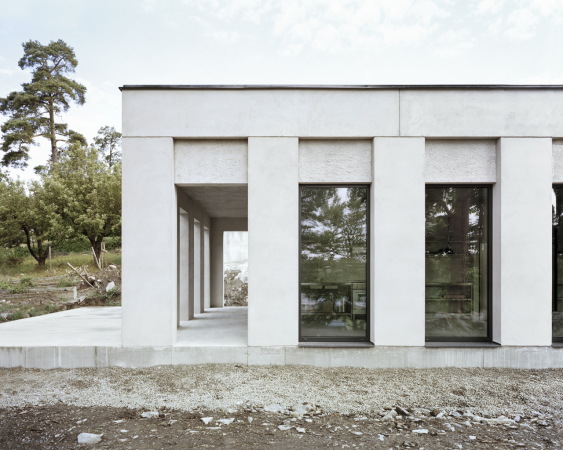 Nacka, Sweden, Schweden, Wohnungsbau, Haus, Villa,  Skuru, Hermansson, Hiller, Lundberg, Stockholm, wei, hell, klassizistisch, classic, classicism, new building, 2015, Sulen, Columns, shadows, plateau, Meer, Ferienhaus, seaside, pavillion, Monolith, monolithisch, tectonics, tektonisch, Mikael Olsson