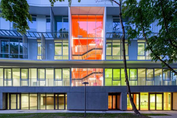 sozial, soziales, zentrum, paris, atelier novembre, vorort, Palaiseau, behrde, amt, polizeistation, umnutzung, bauen im bestand, neubau, aluminium, alu, beton, glas, kulturzentrum, anbau, 11H45