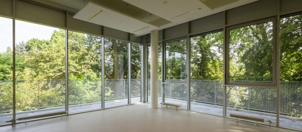 sozial, soziales, zentrum, paris, atelier novembre, vorort, Palaiseau, behrde, amt, polizeistation, umnutzung, bauen im bestand, neubau, aluminium, alu, beton, glas, kulturzentrum, anbau, 11H45