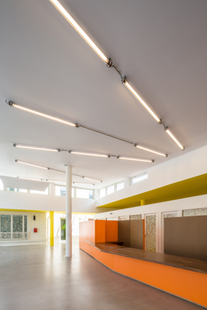 sozial, soziales, zentrum, paris, atelier novembre, vorort, Palaiseau, behrde, amt, polizeistation, umnutzung, bauen im bestand, neubau, aluminium, alu, beton, glas, kulturzentrum, anbau, 11H45