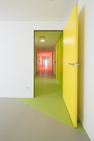 sozial, soziales, zentrum, paris, atelier novembre, vorort, Palaiseau, behrde, amt, polizeistation, umnutzung, bauen im bestand, neubau, aluminium, alu, beton, glas, kulturzentrum, anbau, 11H45