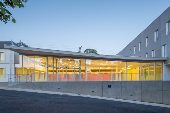 sozial, soziales, zentrum, paris, atelier novembre, vorort, Palaiseau, behrde, amt, polizeistation, umnutzung, bauen im bestand, neubau, aluminium, alu, beton, glas, kulturzentrum, anbau, 11H45