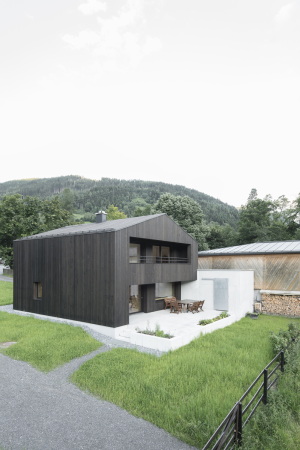 sterreich, Zell am See, Einfamilienhaus, single family house, schwarz, Holz, Fassade, Umbau, Ersatzbau, lasiert, Latten, Bretter, wood, Austria, 2015, Volker Wortmeyer, balcony, Kamin, Haupstrae, Zeller See, LP Architekten, Sdseite, Wildbachverordnung, lake, Block, Monolith, monolithisch, geschlossen, monochromatisch,