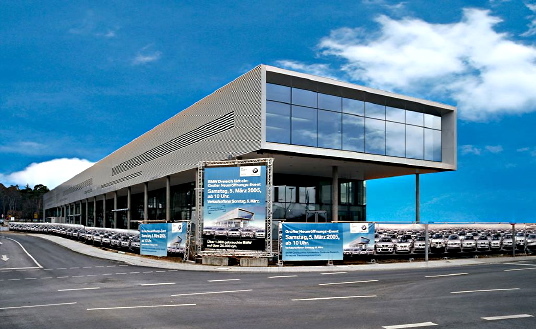 Autohaus von Albert Speer & Partner in Frankfurt fertig