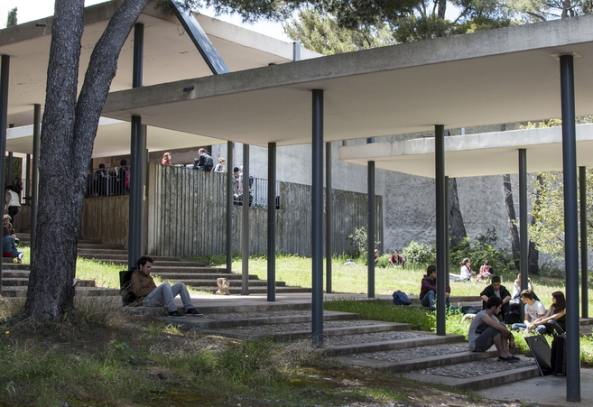 PAN, Marseille, Sandwichplatten, Holz, Metall, Beton, Laubengang, Holzlatten, Stahltrger, steel, sandwich panels, wood, metal, concrete, access balcony, Ecole superieure d'architecture