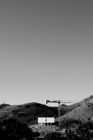 Estudio JFGS; Jose Fransisco Garcia Sanchez; Gallarda House; Almeria; Andalusien; Ferienhaus; Spanien; Luigi Figini; Pilotis; Pool; Las Negras; Le Corbusier; Schwebende Box