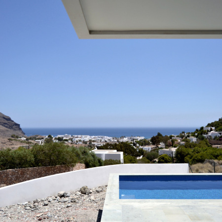 Estudio JFGS; Jose Fransisco Garcia Sanchez; Gallarda House; Almeria; Andalusien; Ferienhaus; Spanien; Luigi Figini; Pilotis; Pool; Las Negras; Le Corbusier; Schwebende Box