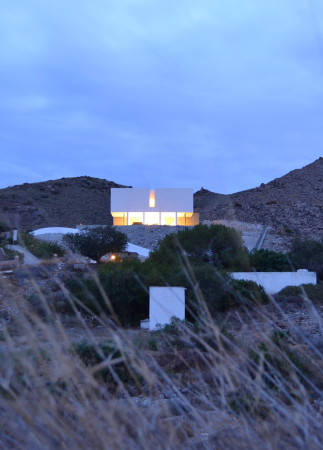 Estudio JFGS; Jose Fransisco Garcia Sanchez; Gallarda House; Almeria; Andalusien; Ferienhaus; Spanien; Luigi Figini; Pilotis; Pool; Las Negras; Le Corbusier; Schwebende Box