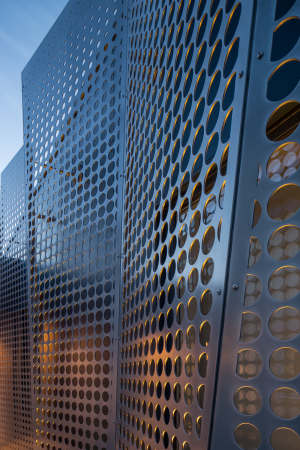 titan coated, metal sheet, Metallplatten, Metallhlle, Titanium, perforiert, Perforierung, Blau, Anstrich, Kontrast, contrast, color, Fassade, facade,commercial area, Gewerbegebiet, Lund, Schweden, Byggom office, Brogebude, Johan Sundberg, Blasberg Andreasson Arkitekter