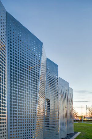 titan coated, metal sheet, Metallplatten, Metallhlle, Titanium, perforiert, Perforierung, Blau, Anstrich, Kontrast, contrast, color, Fassade, facade,commercial area, Gewerbegebiet, Lund, Schweden, Byggom office, Brogebude, Johan Sundberg, Blasberg Andreasson Arkitekter