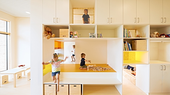 Kita, N�rnberg, Kindergarten, Kindertagesst�tte, Umbau, Neubau, Umnutzung, Parkhaus, Parkdeck, parking, remodeling, redesign, renovation, kids, Nuremberg, conversion, parking garage, on top, Dach, Autos, Beton, Siebziger, S�dstadt, Musikhaus Klier, Erdgeschoss, Klaudia Schreiner, Bayerisches Roten Kreuz, querw�rts Fotodesign, Andreas Klier, 2015, Fertigstellung, Wolke 10