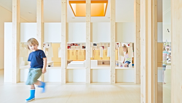 Kita, N�rnberg, Kindergarten, Kindertagesst�tte, Umbau, Neubau, Umnutzung, Parkhaus, Parkdeck, parking, remodeling, redesign, renovation, kids, Nuremberg, conversion, parking garage, on top, Dach, Autos, Beton, Siebziger, S�dstadt, Musikhaus Klier, Erdgeschoss, Klaudia Schreiner, Bayerisches Roten Kreuz, querw�rts Fotodesign, Andreas Klier, 2015, Fertigstellung, Wolke 10