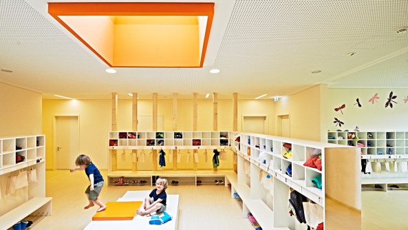 Kita, N�rnberg, Kindergarten, Kindertagesst�tte, Umbau, Neubau, Umnutzung, Parkhaus, Parkdeck, parking, remodeling, redesign, renovation, kids, Nuremberg, conversion, parking garage, on top, Dach, Autos, Beton, Siebziger, S�dstadt, Musikhaus Klier, Erdgeschoss, Klaudia Schreiner, Bayerisches Roten Kreuz, querw�rts Fotodesign, Andreas Klier, 2015, Fertigstellung, Wolke 10