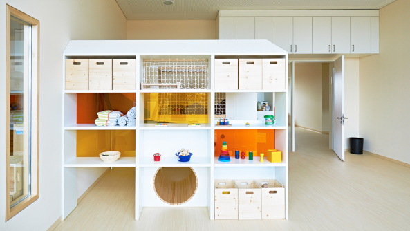 Kita, N�rnberg, Kindergarten, Kindertagesst�tte, Umbau, Neubau, Umnutzung, Parkhaus, Parkdeck, parking, remodeling, redesign, renovation, kids, Nuremberg, conversion, parking garage, on top, Dach, Autos, Beton, Siebziger, S�dstadt, Musikhaus Klier, Erdgeschoss, Klaudia Schreiner, Bayerisches Roten Kreuz, querw�rts Fotodesign, Andreas Klier, 2015, Fertigstellung, Wolke 10