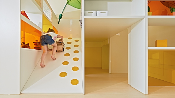 Kita, N�rnberg, Kindergarten, Kindertagesst�tte, Umbau, Neubau, Umnutzung, Parkhaus, Parkdeck, parking, remodeling, redesign, renovation, kids, Nuremberg, conversion, parking garage, on top, Dach, Autos, Beton, Siebziger, S�dstadt, Musikhaus Klier, Erdgeschoss, Klaudia Schreiner, Bayerisches Roten Kreuz, querw�rts Fotodesign, Andreas Klier, 2015, Fertigstellung, Wolke 10