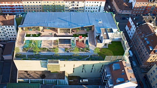 Kita, Nrnberg, Kindergarten, Kindertagessttte, Umbau, Neubau, Umnutzung, Parkhaus, Parkdeck, parking, remodeling, redesign, renovation, kids, Nuremberg, conversion, parking garage, on top, Dach, Autos, Beton, Siebziger, Sdstadt, Musikhaus Klier, Erdgeschoss, Klaudia Schreiner, Bayerisches Roten Kreuz, querwrts Fotodesign, Andreas Klier, 2015, Fertigstellung, Wolke 10